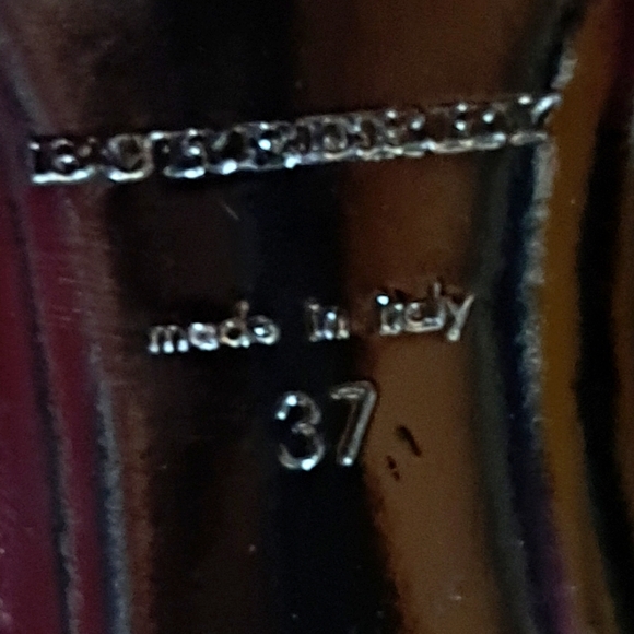 LIKE NEW BURBERRY HEELS - Picture 11 of 14